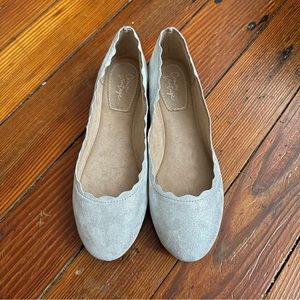 NIB Crown Vintage Weslyn scalloped suede ballet flats in Silver